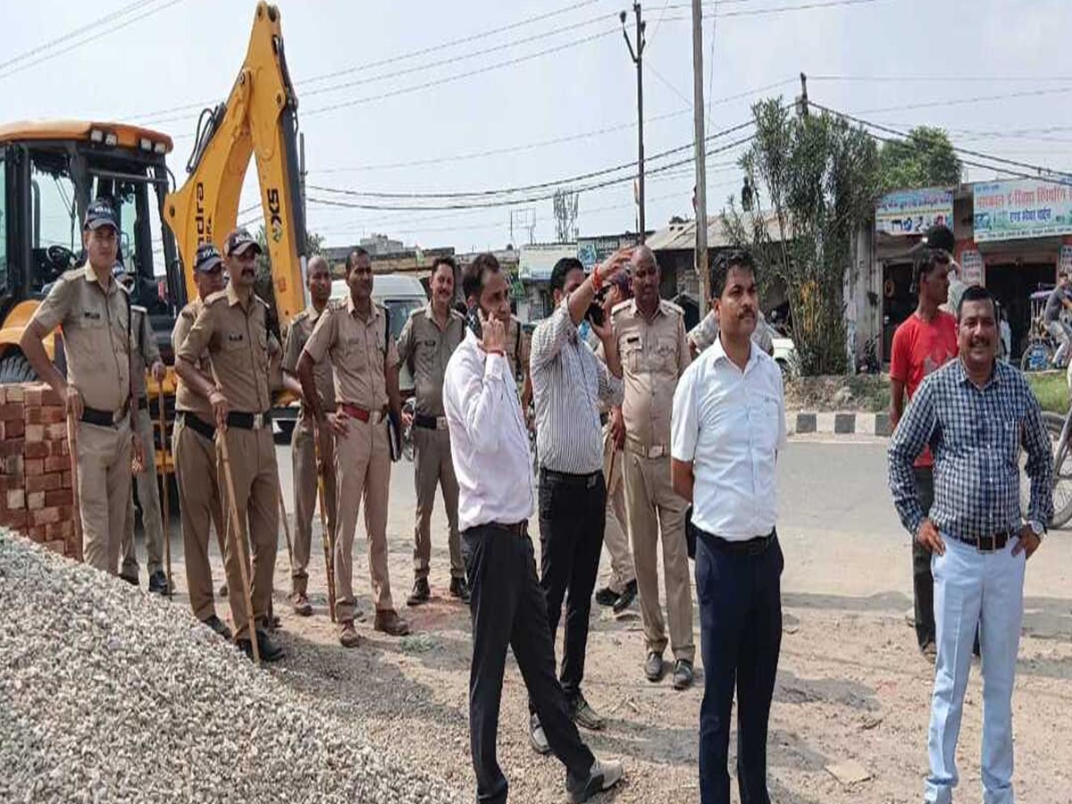 सड़क किनारे करीब 90 अतिक्रमण हटाए